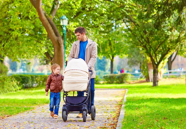 Pappa med barn gå i stadsparken — Stockfoto