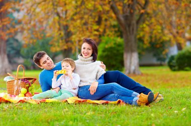 mutlu aile sonbahar piknik birlikte