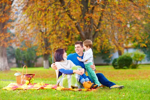 Lycklig familj tillsammans på höst picknick幸福的家庭一起在秋天的野餐 — Stockfoto