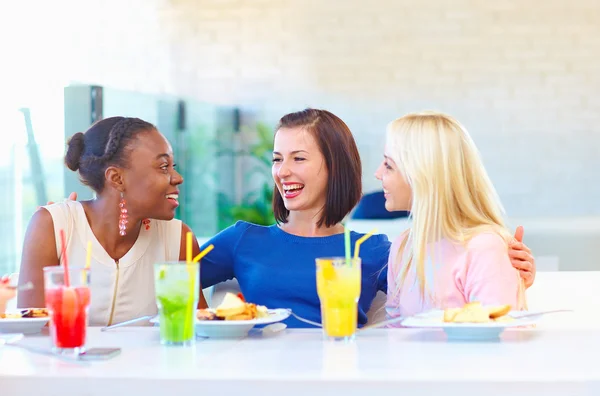 Amigos femeninos multirraciales disfrutando de la comida en el restaurante —  Fotos de Stock