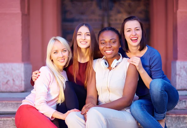 Groep multiraciale vrouwelijke vrienden buitenshuis — Stockfoto