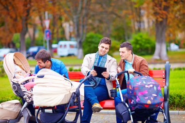 Genç babalar bebek arabasından City ile yürümek