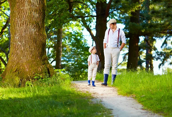 Far och son gå landsbygdens stig i skogen — Stockfoto