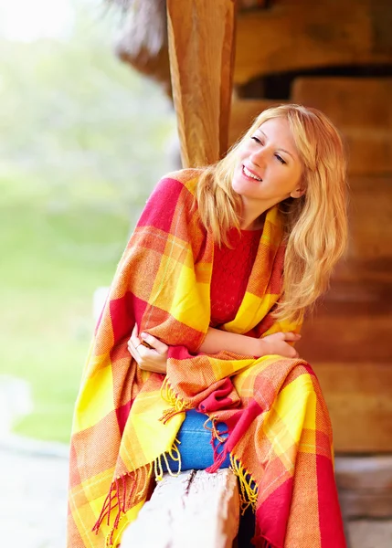 Positieve vrouw genieten van herfst, inwikkeling zichzelf in warme deken — Stockfoto