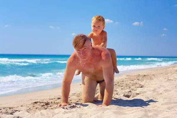 Neto montando nas costas do vovô, férias de verão — Fotografia de Stock