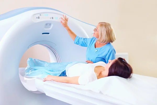 Середній дорослий медичний персонал готує пацієнта до томографії — стокове фото