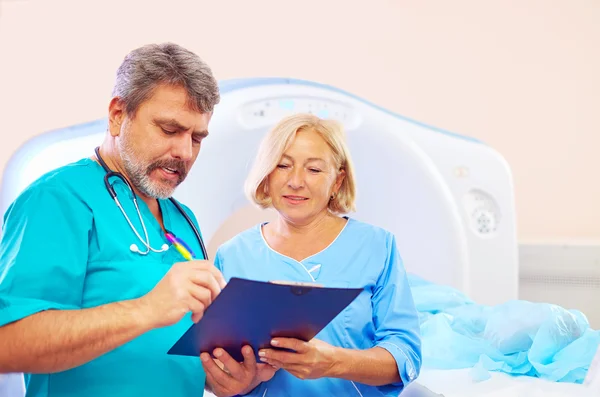 Personal médico llenando el formulario de solicitud para el procedimiento del escáner CT —  Fotos de Stock