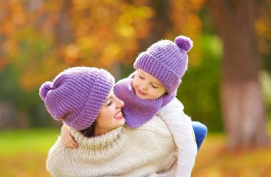 mutlu anne ve oğlu sonbahar parkta oynarken