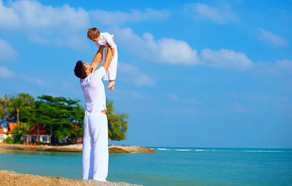 Feliz padre e hijo disfrutar de la vida en la isla tropical —  Fotos de Stock