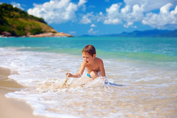 Kleiner Junge, Kind spielt mit Sand in der Brandung — Stockfoto