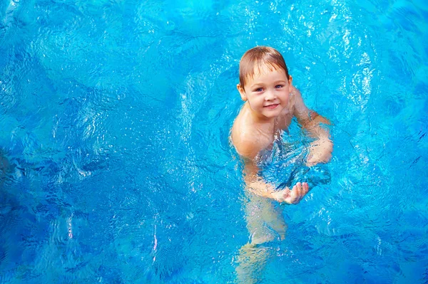 Jeune garçon enfant nager dans la piscine — Photo