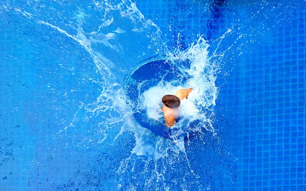 Mann springt in Pool, großer Spritzer lizenzfreie Stockfotos