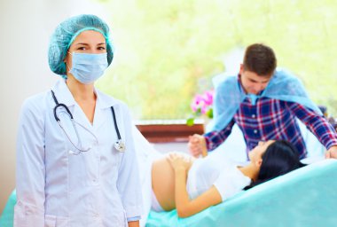 Doktor jinekolog ortak Doğum üzerinde portresi