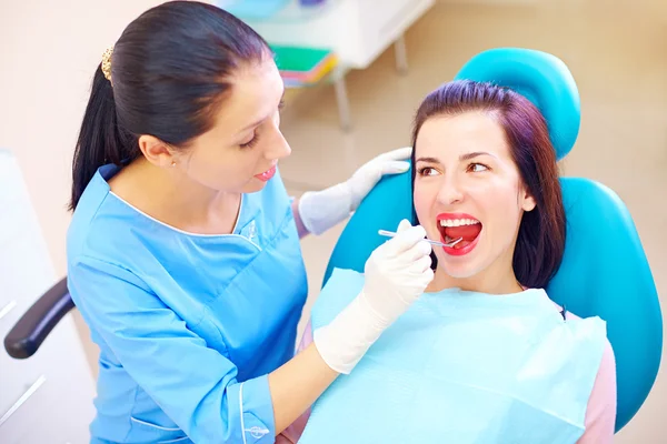 Beautiful woman visiting dentist in clinic — Stock Photo, Image