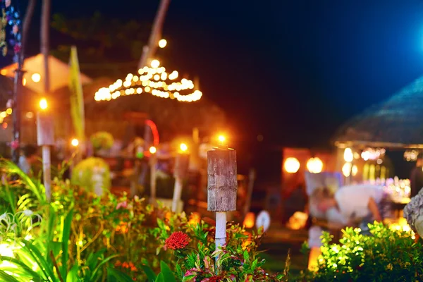 Restaurant tropical en plein air dans les veilleuses — Photo