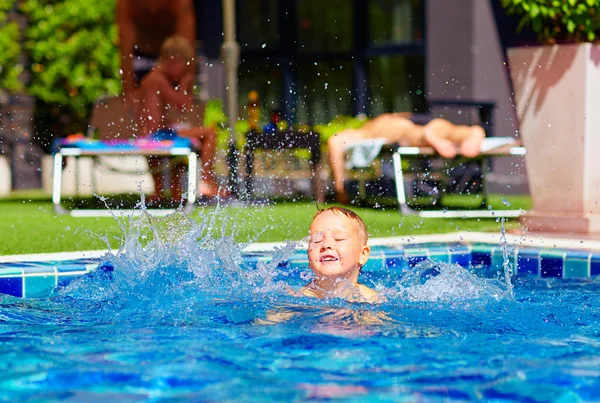 Animado bonito menino se divertindo na piscina — Fotografia de Stock