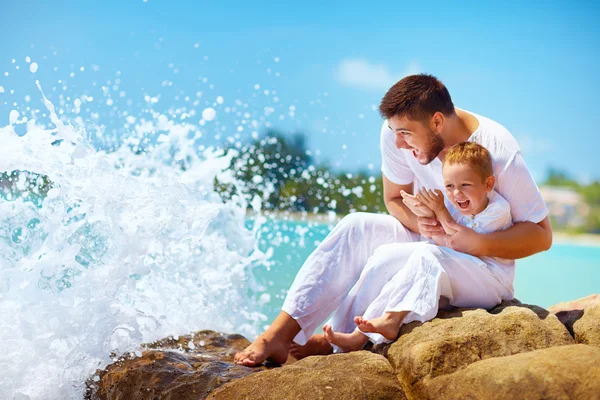 Um momento antes da água espirrar feliz pai e filho — Fotografia de Stock