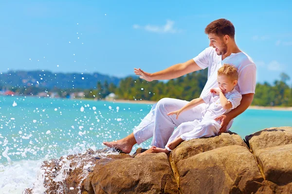 Água salpicando sobre feliz pai e filho em férias — Fotografia de Stock