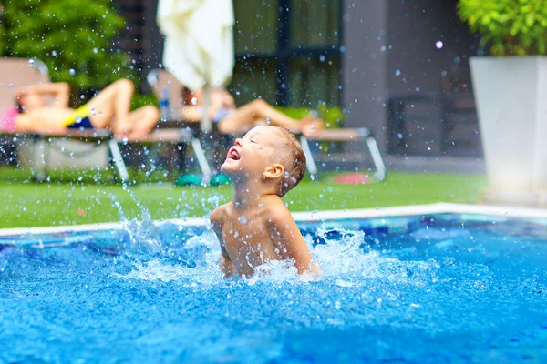Chico lindo excitado divertirse en la piscina — Foto de Stock