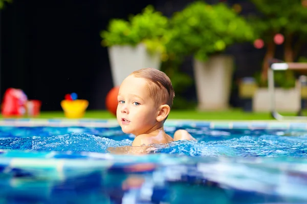 Mignon petit garçon nager sur la piscine — Photo