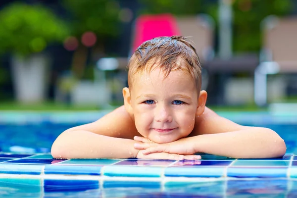 Portret van schattige jongen kid in zwembad — Stockfoto