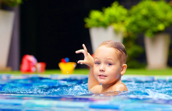 Schattige kleine jongen zwemmen op pool — Stockfoto