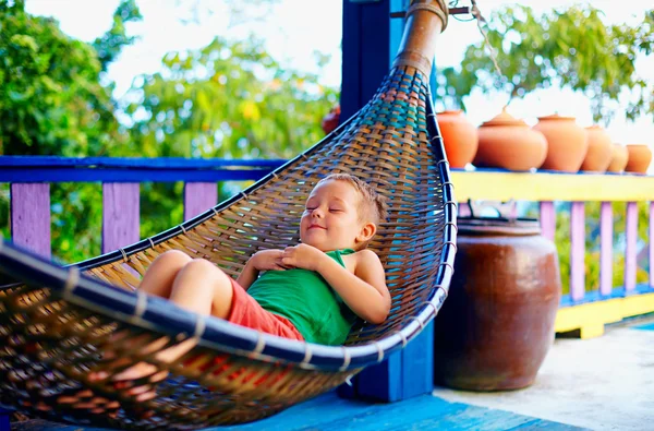 Schattige jongen, jongen ontspannen in een hangmat. Genieten van het leven op het tropische eiland — Stockfoto