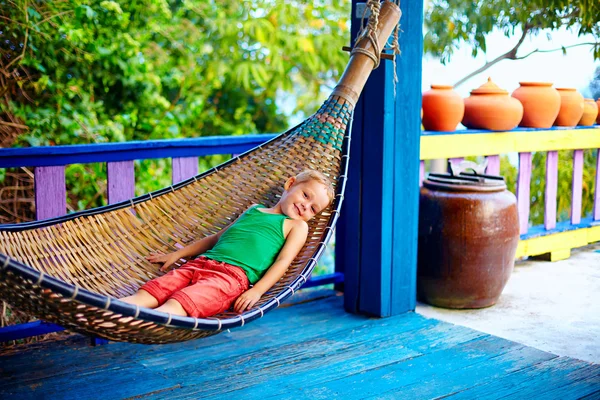 Schattige jongen, jongen ontspannen in een hangmat. Genieten van het leven op het tropische eiland — Stockfoto