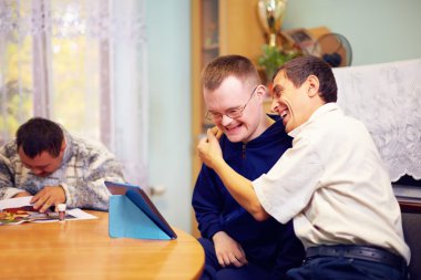 internet üzerinden sosyalleşme özürü olan mutlu arkadaşlar