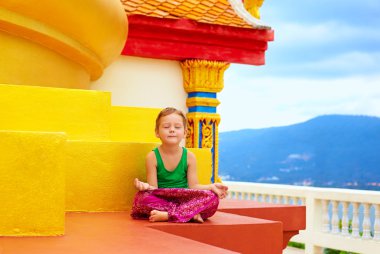 genç çocuk Budist tapınağı'nda meditasyon