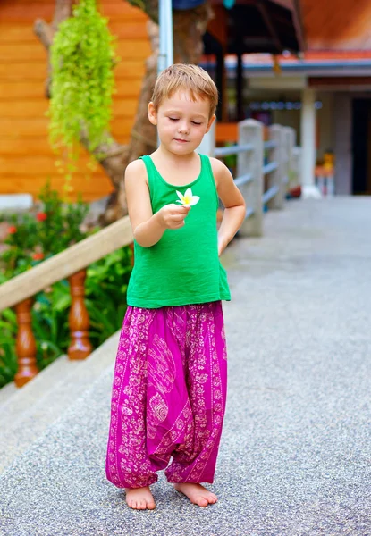 Niedliches Kind im asiatischen Stil Kleidung hält Blume — Stockfoto