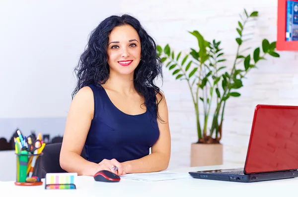 Smiling woman working in office — Stock Photo, Image