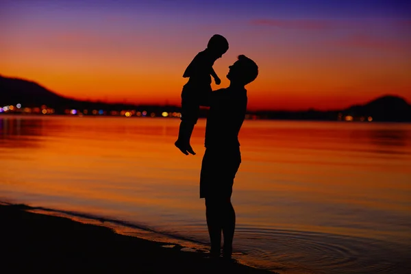 Pai e filho desfrutando a vida ao pôr do sol — Fotografia de Stock