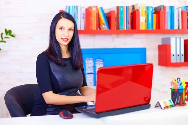 Säker affärskvinna arbetande i kontor — Stockfoto