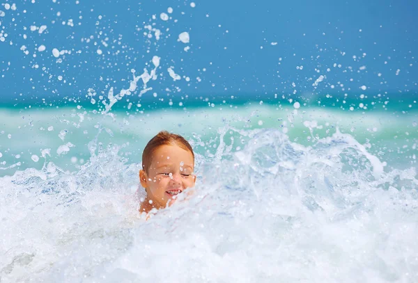 Bonito animado menino se divertindo em ondas, férias de verão — Fotografia de Stock