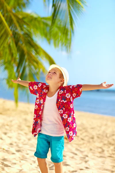 Young fashionable boy enjoys life on tropical beach — Stock Photo, Image