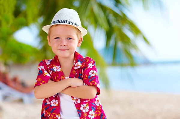 Carino ragazzo elegante sulla spiaggia — Foto Stock