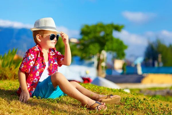 Gelukkig modieuze jongen op zomer weide — Stockfoto