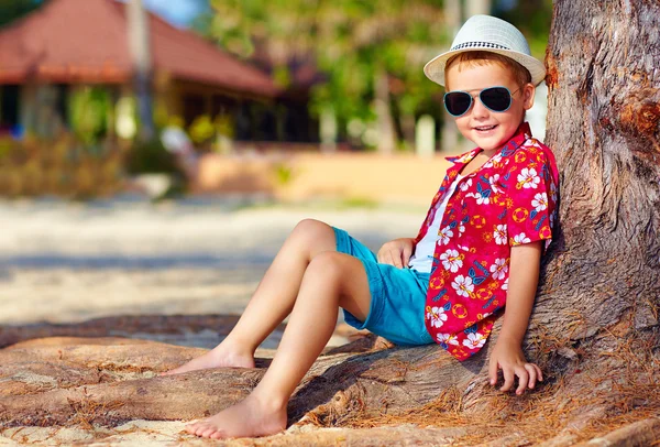 Retrato de niño sonriente sentado debajo del árbol —  Fotos de Stock