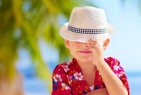 Lindo niño ocultando su cara detrás del sombrero —  Fotos de Stock