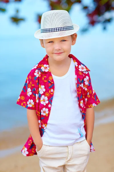 Leuke trendy jongen op zomer strand — Stockfoto