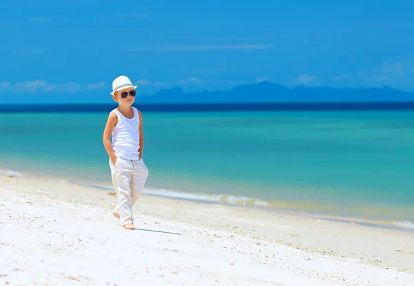 Stylish kid boy walking the tropical beach — Stock Photo, Image