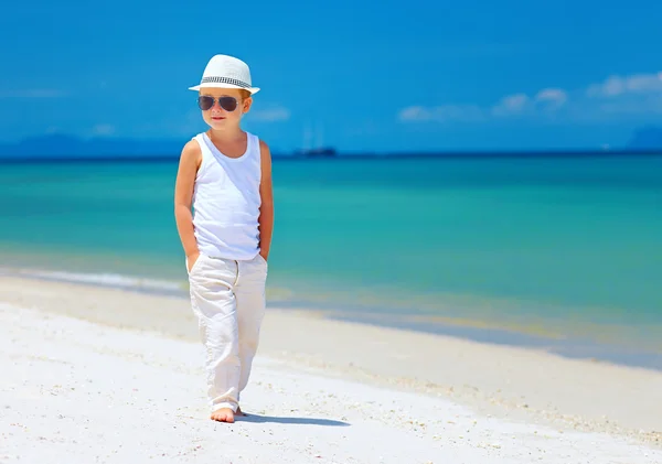 Garoto elegante andando na praia tropical — Fotografia de Stock