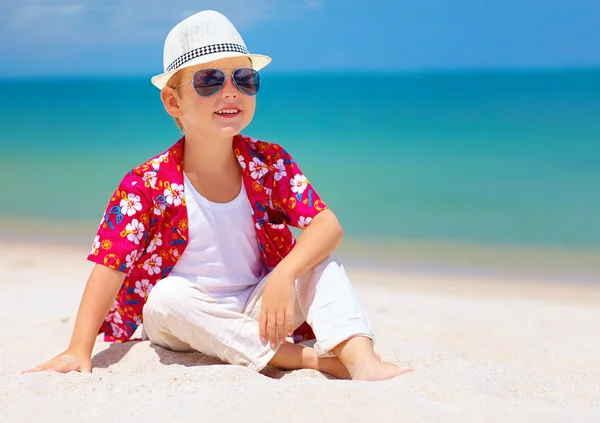 Glücklicher stylischer Junge genießt das Leben am tropischen Strand — Stockfoto