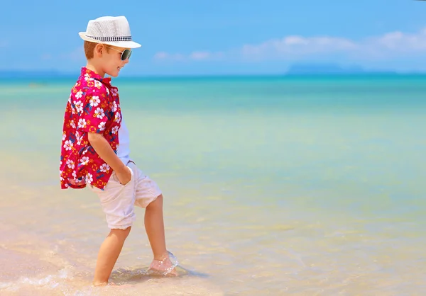 Leuke jongen, kind spelen in golven op zomer strand — Stockfoto