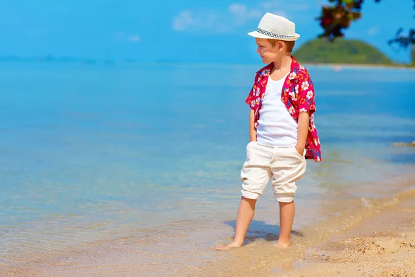 Χαριτωμένα μοντέρνο αγόρι περπάτημα την τροπική παραλία — Φωτογραφία Αρχείου