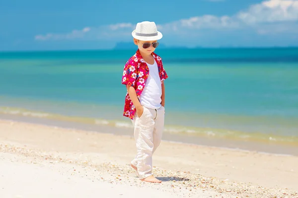 Bonito menino elegante andando praia de verão — Fotografia de Stock