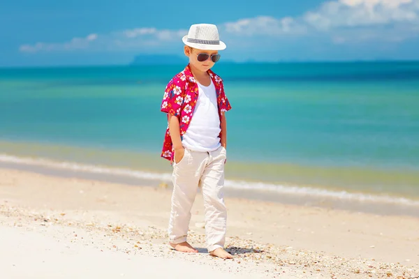Carino elegante ragazzo a piedi spiaggia estiva — Foto Stock