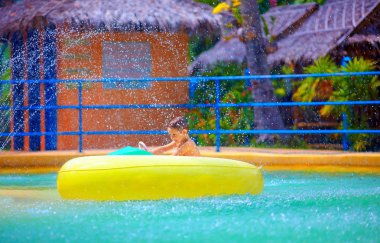 mutlu çocuk oyuncak su tekne aqua park sürüş
