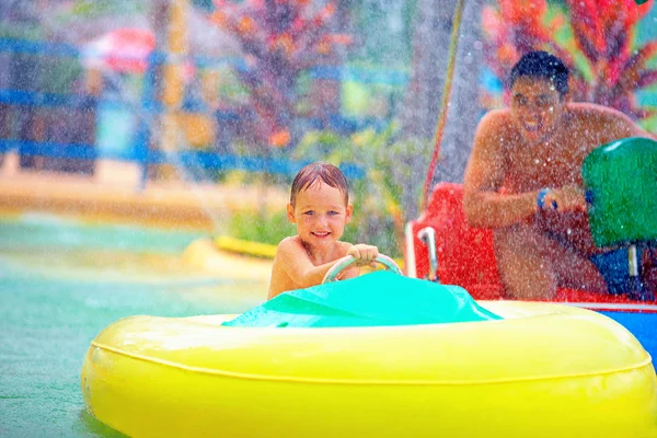 Familjen köra vattenskoter i aqua park, försöka träffa varandra — Stockfoto